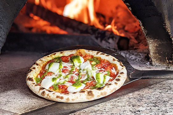 石窯で焼き上げるピザ